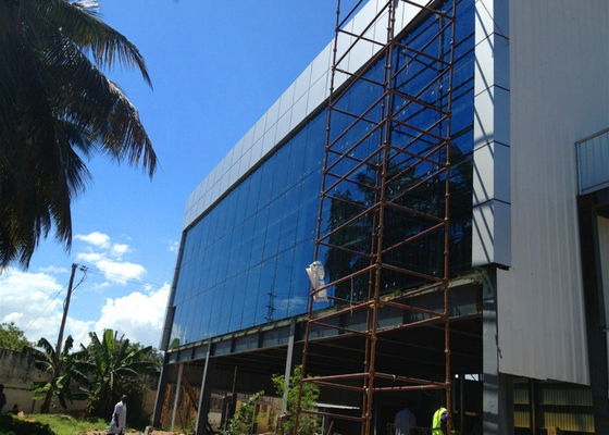 Budynek biurowy o konstrukcji wielopiętrowej ze szklaną ścianą osłonową