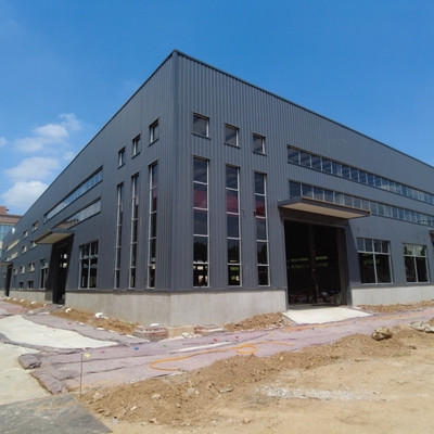 Duży magazyn prefabrykowany ze stali z ocynkowaną konstrukcją