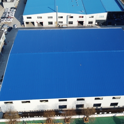 Budowiec z konstrukcji stalowych z panelami izolacyjnymi