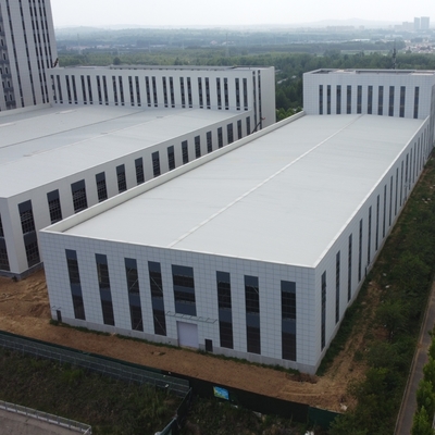 Budowla konstrukcji stalowych z izolowanymi płytami betonowymi