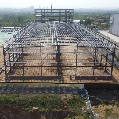Budowla konstrukcji stalowych z izolowanymi płytami betonowymi
