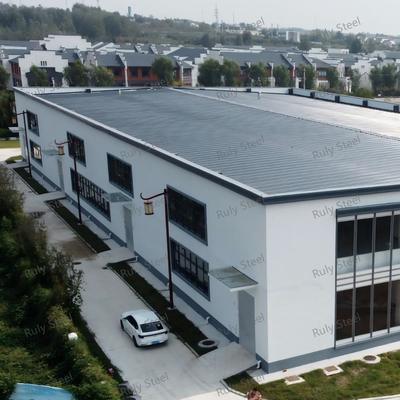 Wielofunkcyjny magazyn stalowy z antresolą na showroom i biuro