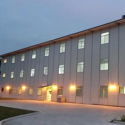 Wielopiętrowy budynek biurowy z konstrukcją stalową