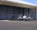 Budynki o konstrukcji stalowej z tymczasowym hangarem lotniczym z podnoszonymi drzwiami